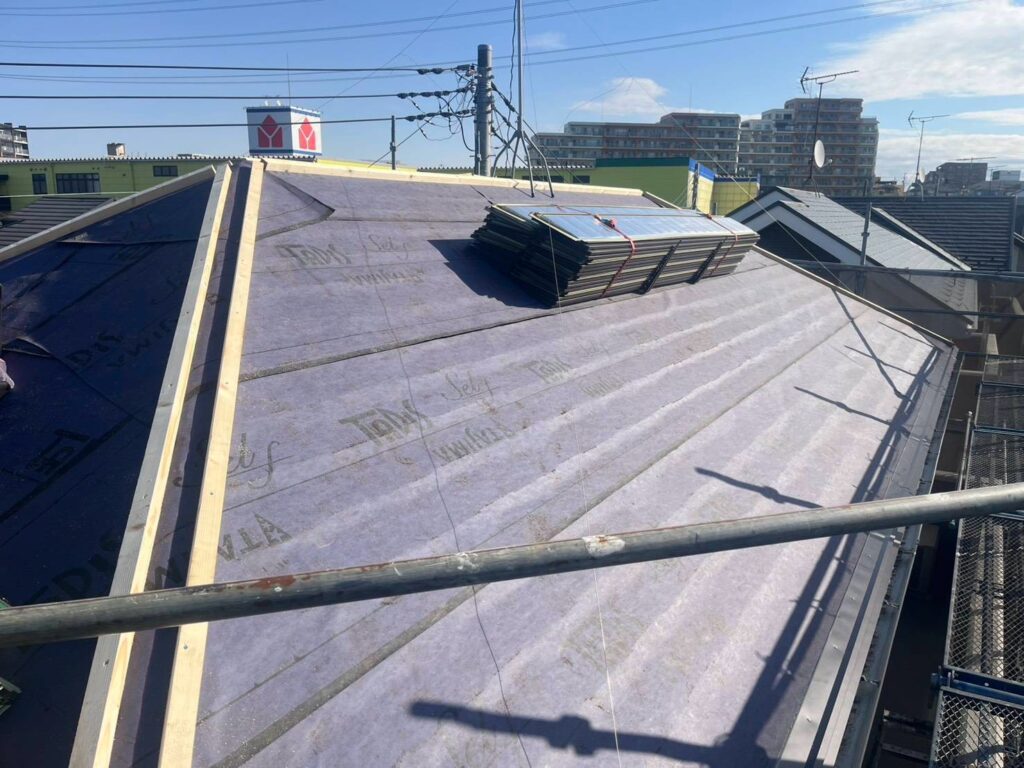 施工中　屋根カバー工事