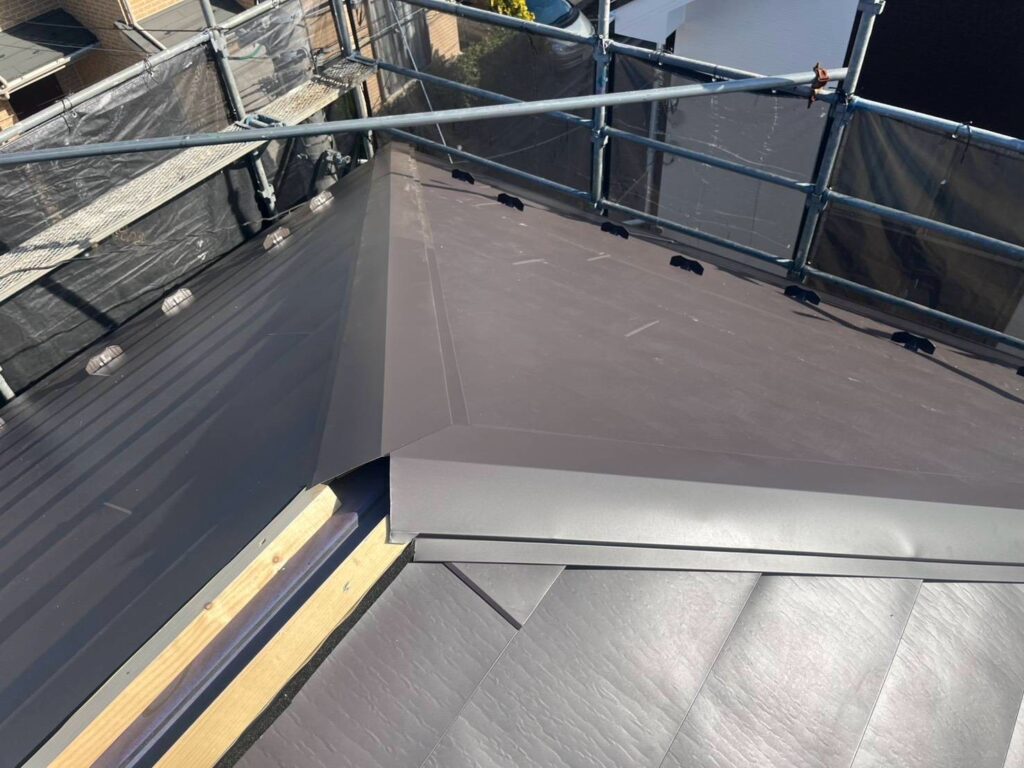 施工中　屋根カバー工事