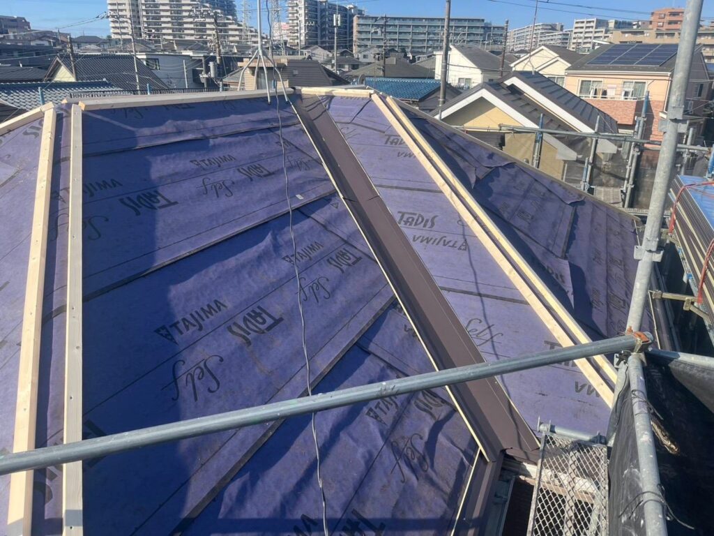 施工中　屋根カバー工事
