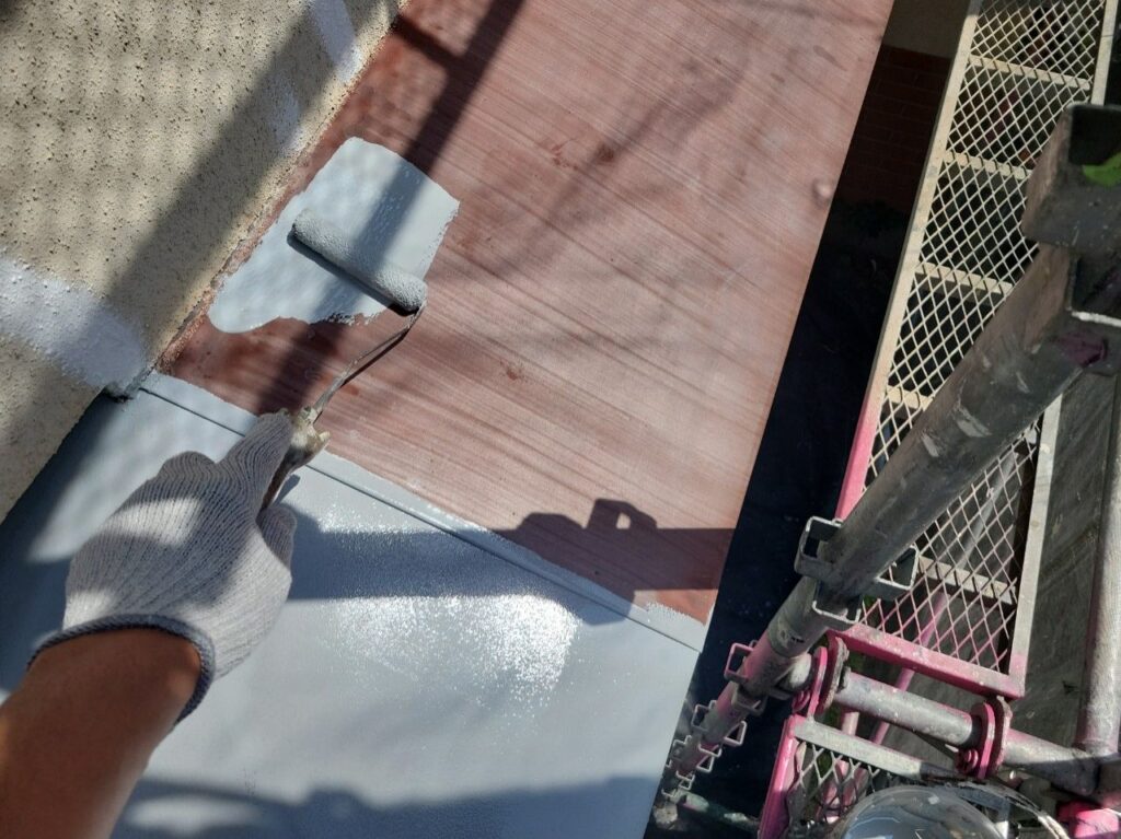 付帯部の塗装／庇の錆び止め塗布／施工中