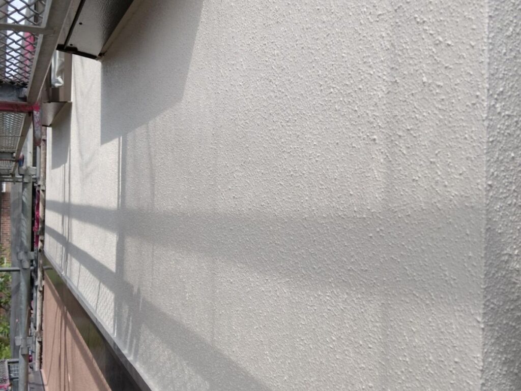 外壁の塗装／上塗り／施工中
