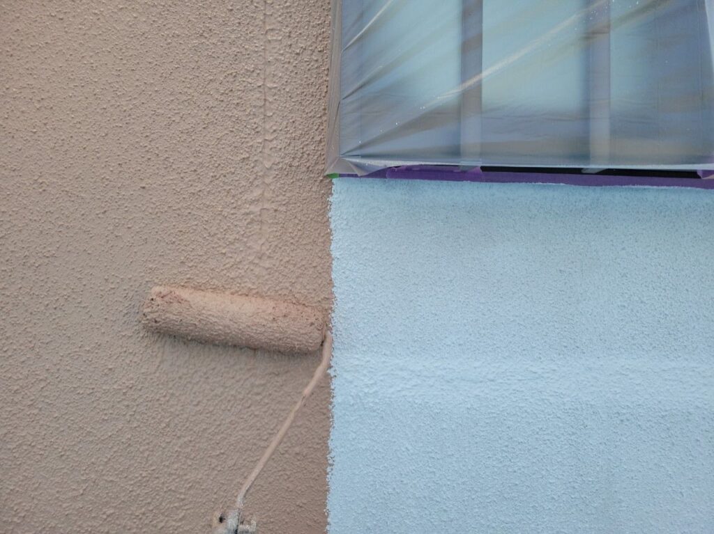 外壁の塗装／上塗り／施工中