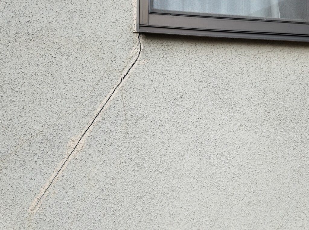 外壁のひび割れの様子／施工前