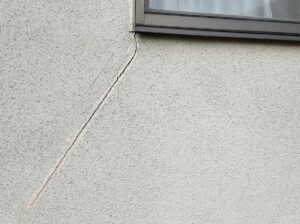 外壁のひび割れの様子／施工前