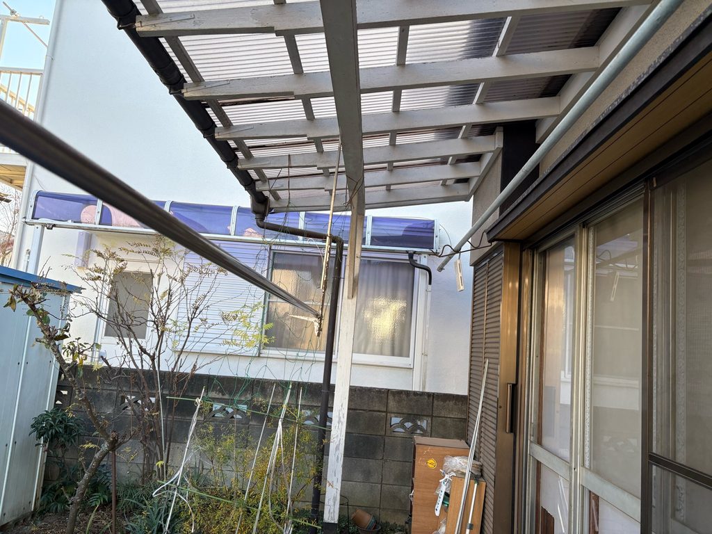 塗膜が傷んだテラス屋根の下地