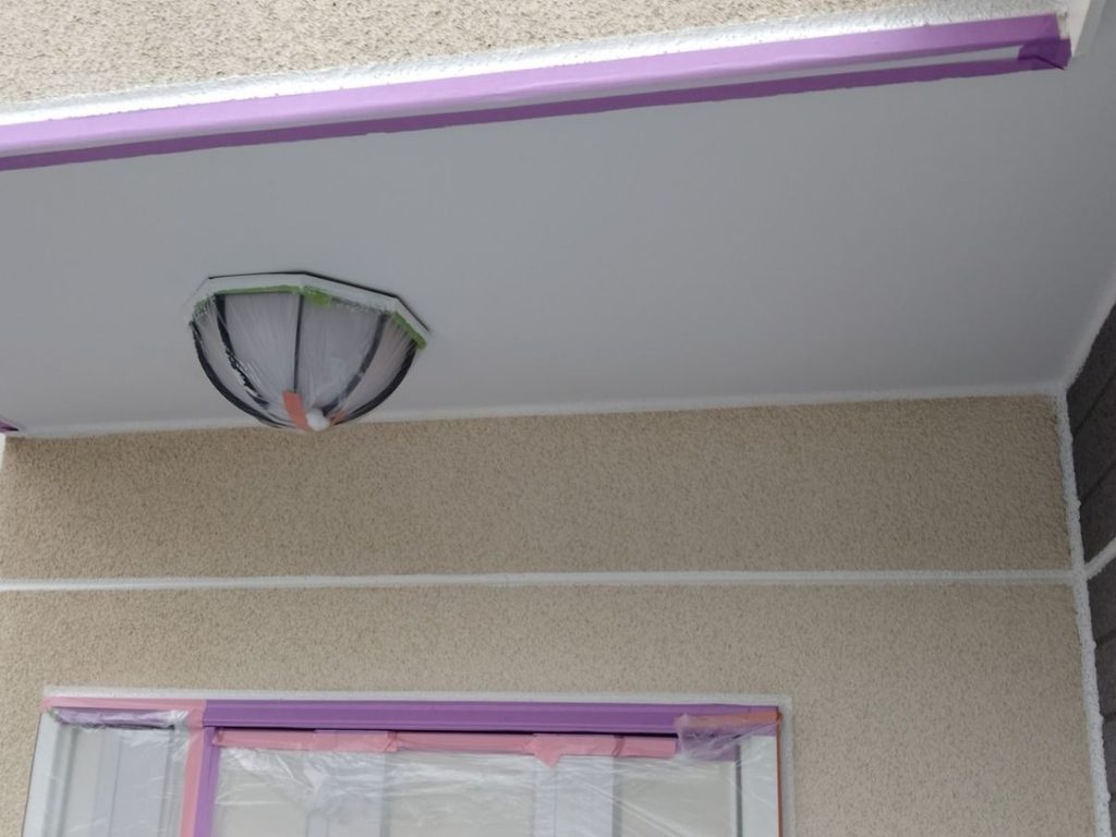軒天塗装　施工中