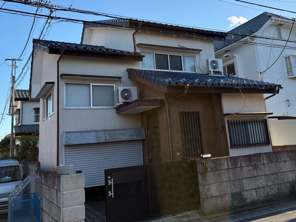外壁塗装施工前の和風住宅