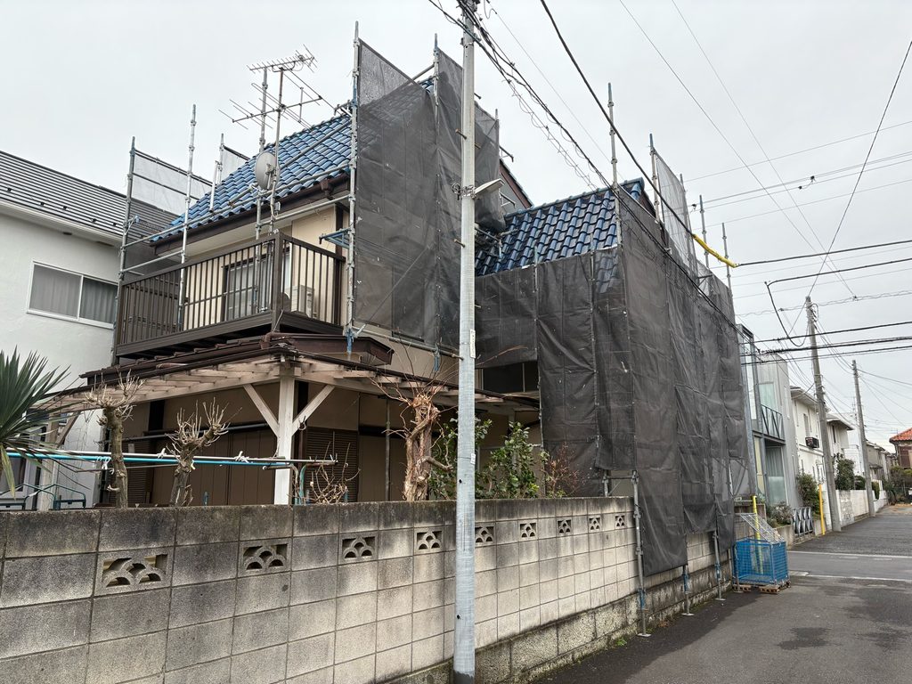 足場と養生シート設置