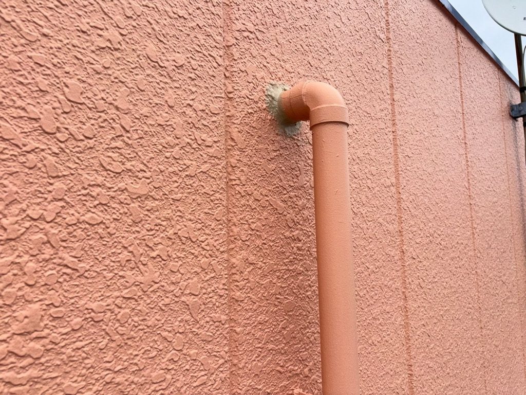 塔屋の外壁の配管接続部の補修後