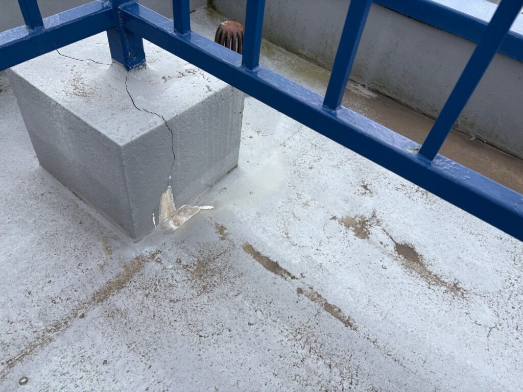 施工前の屋上防水面と手すりまわりの様子
